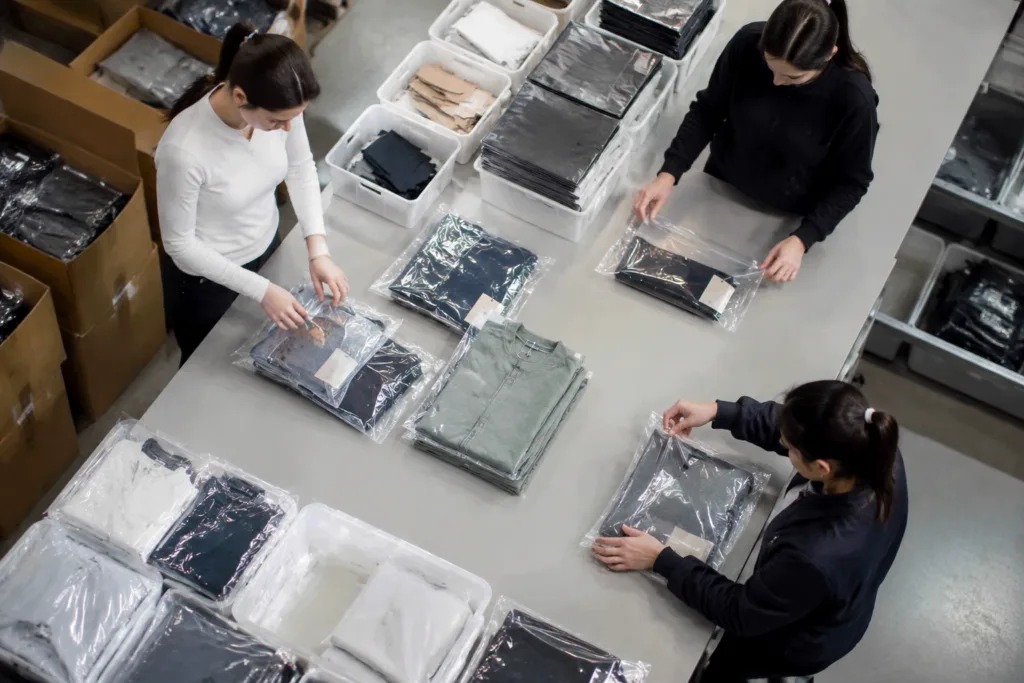 Packaging Options for Gym Clothing Brands: Polybags, Sets, Kits, and Retail Presentation 1 gym clothing packing factory area