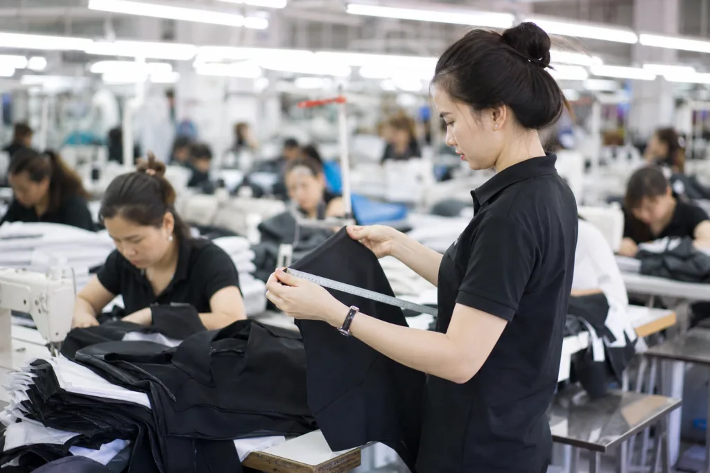 Low MOQ vs Bulk Clothing Production: How to Choose the Right Order Model for Your Brand Stage, Cash Flow, and Reorder Strategy 2 bulk clothing production quality control line